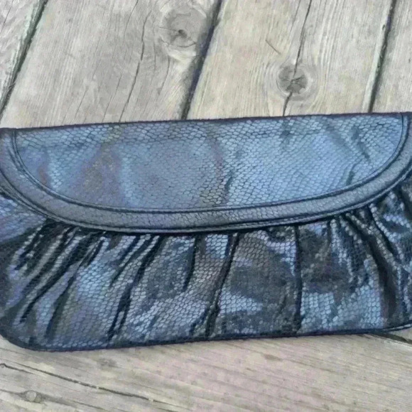 Vintage black faux snake skin clutch with purple  interior - Picture 1 of 8